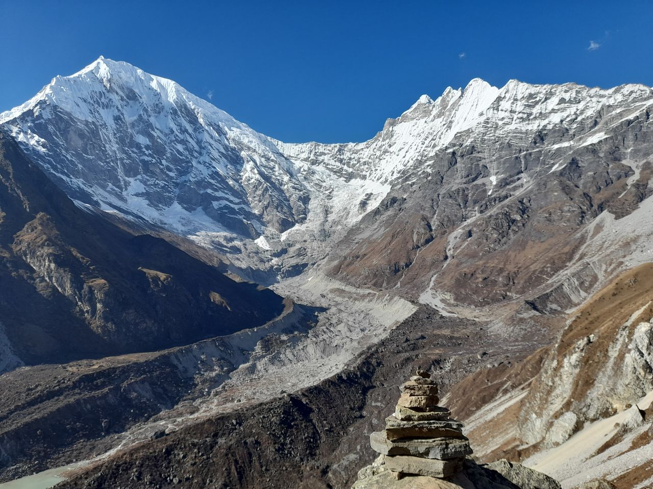 Glacier s'effondre sur le Langtang Lirung : un tsunami de glace ravage le Népal