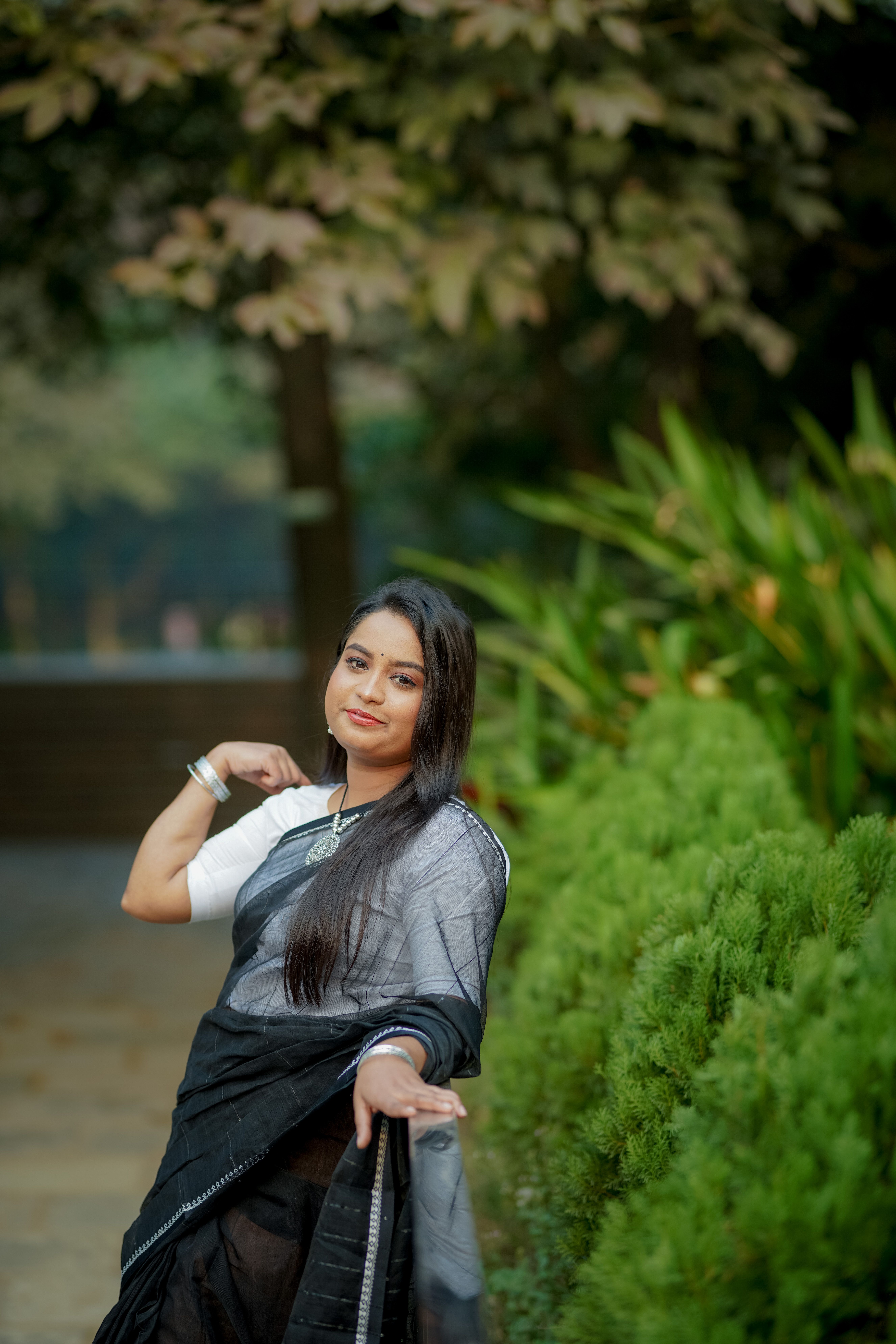 A woman in black and white sari posing for the camera · Free Stock Photo