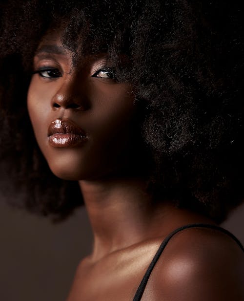 Immagine gratuita di capelli ricci, donna nera, labbra splendenti