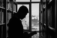 图书馆里一个人读书的剪影，喜怒无常，捕捉着孤独与沉思