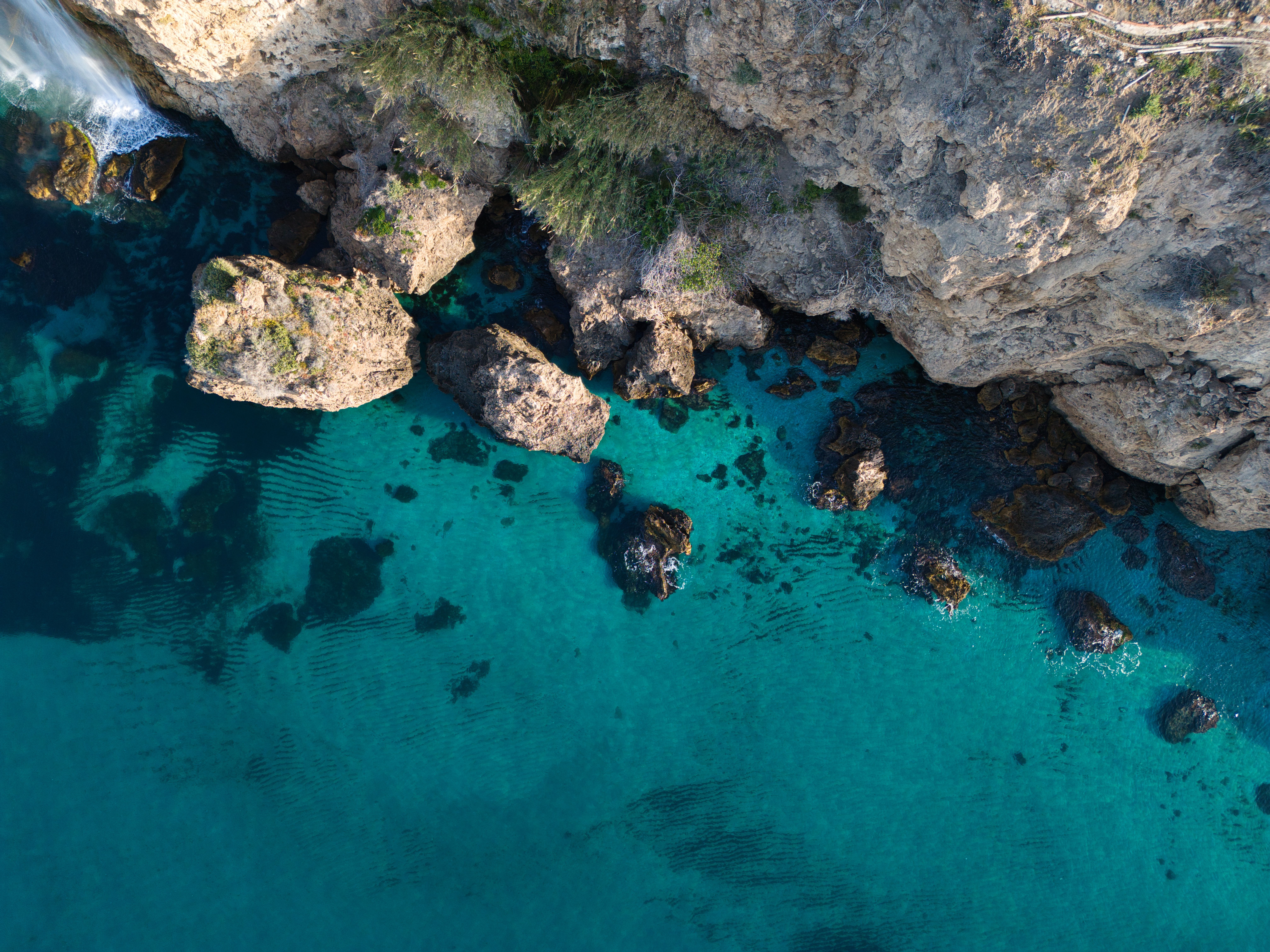 Helder water kleine baai nabij Nerja ten oosten van Malaga