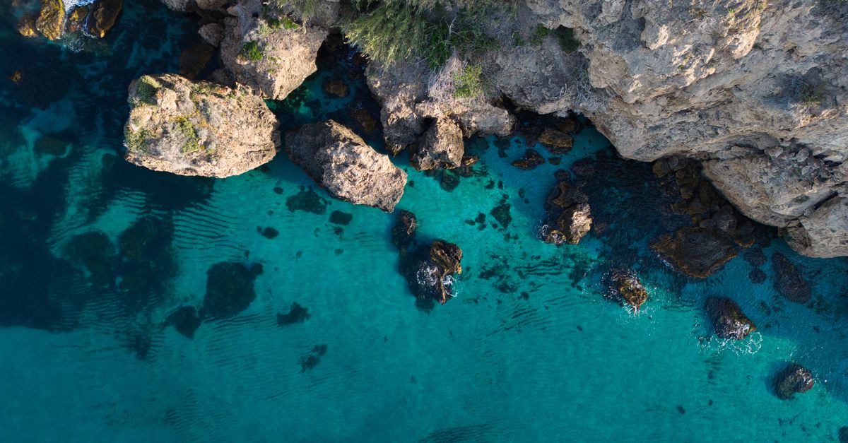 Helder water kleine baai nabij Nerja ten oosten van Malaga