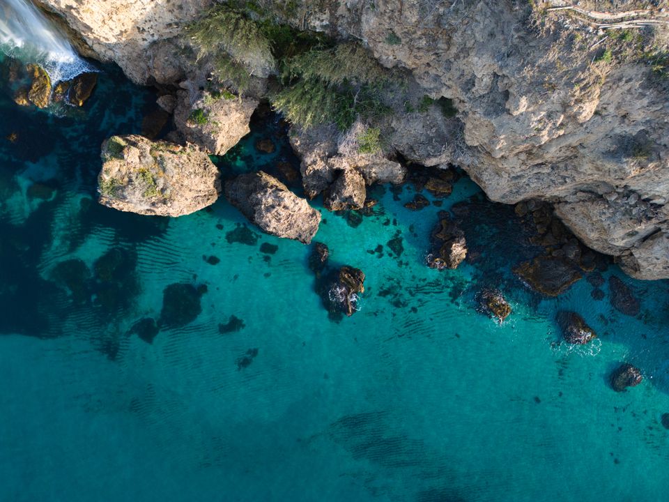 Helder water kleine baai nabij Nerja ten oosten van Malaga