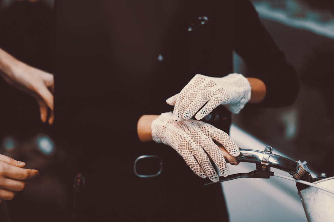 Gratis lagerfoto af hænder, handsker, kvinde Lagerfoto