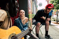 在城市街道上，各种各样的音乐家们用吉他表演，吸引了引人入胜的观众