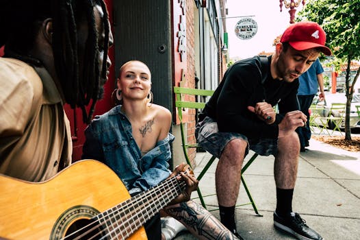 在城市街道上，各种各样的音乐家们用吉他表演，吸引了引人入胜的观众