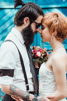 一对新婚夫妇拥抱爱和亲密的浪漫肖像