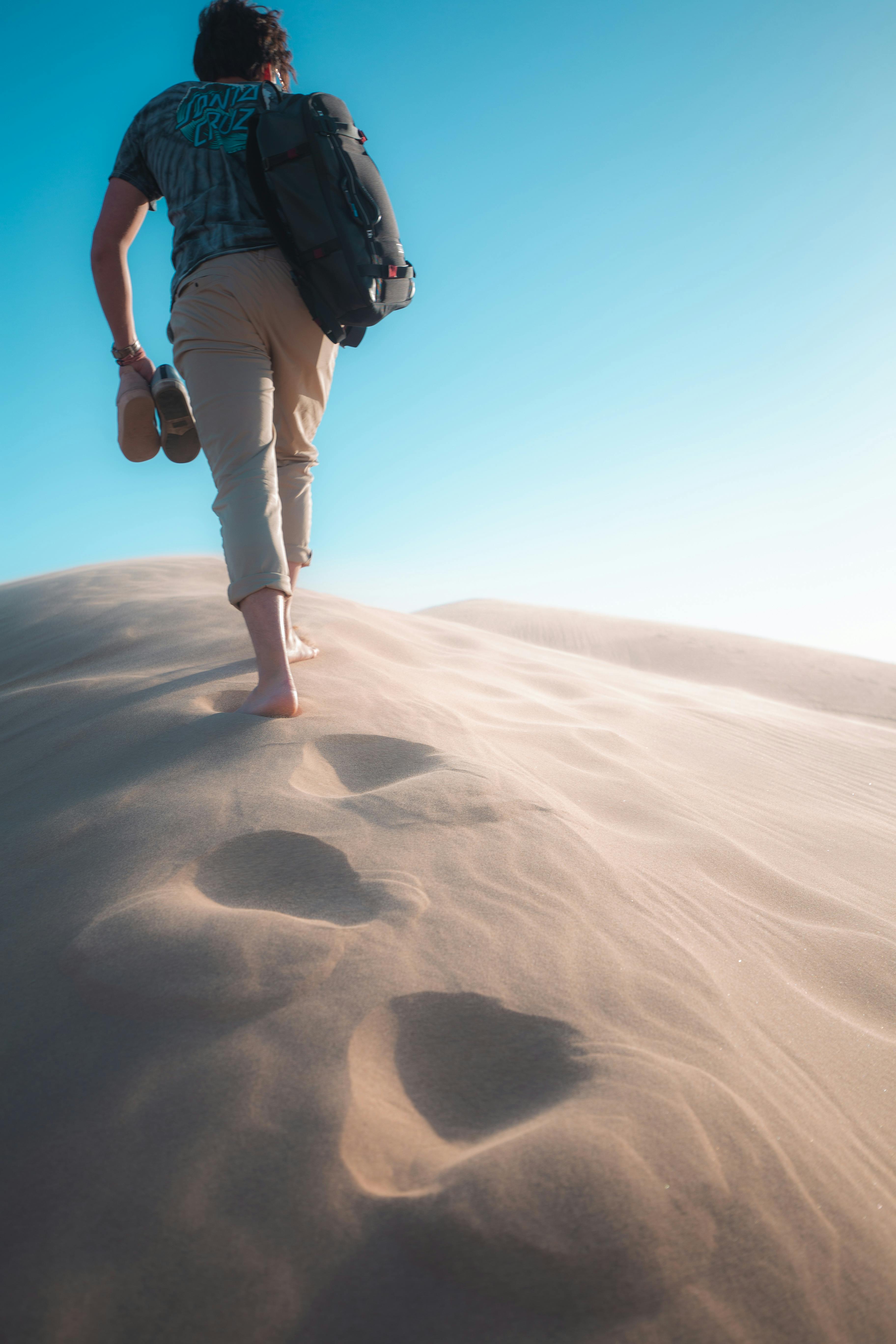 Hombre Caminando Sobre Arena. · Foto de stock gratuita