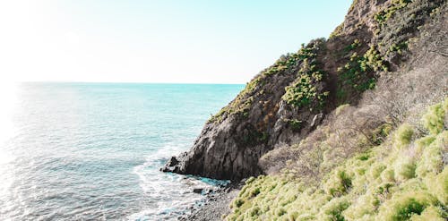 Free Boulder on Body of Water Stock Photo