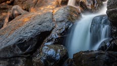 宁静的瀑布轻轻流过岩石，在大自然中营造出一片宁静的景观