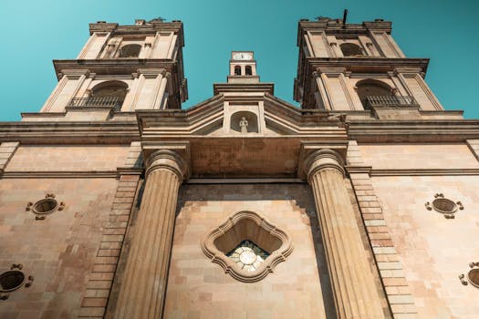 这座历史悠久的低角度大教堂外观设有双塔，建筑结构复杂