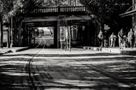 街道的单色视图里，有轨电车线路和桥下的剪影映入眼帘