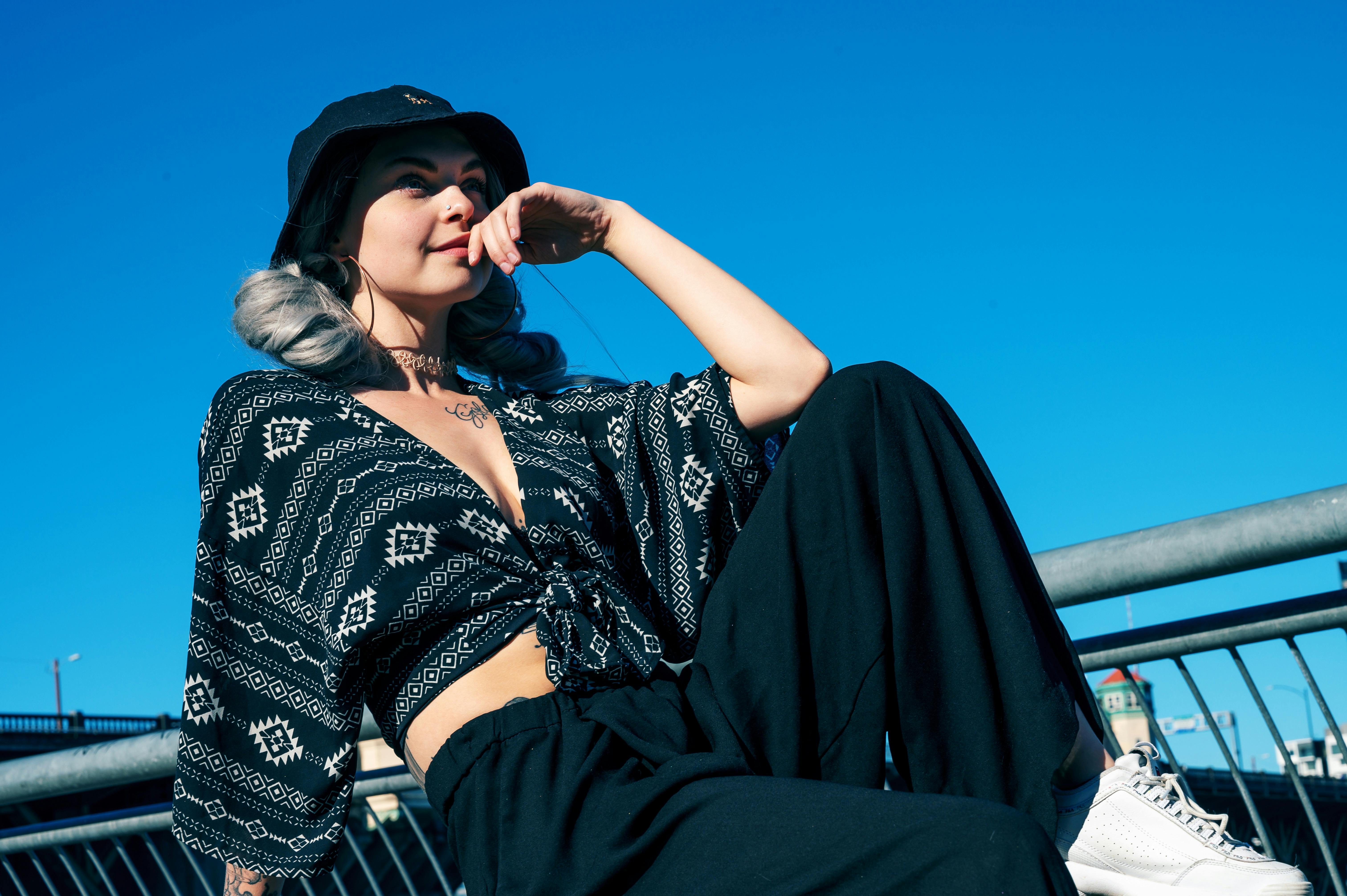 Mujer Vestida Con Top Negro Y Pantalones Negros · Foto de stock gratuita