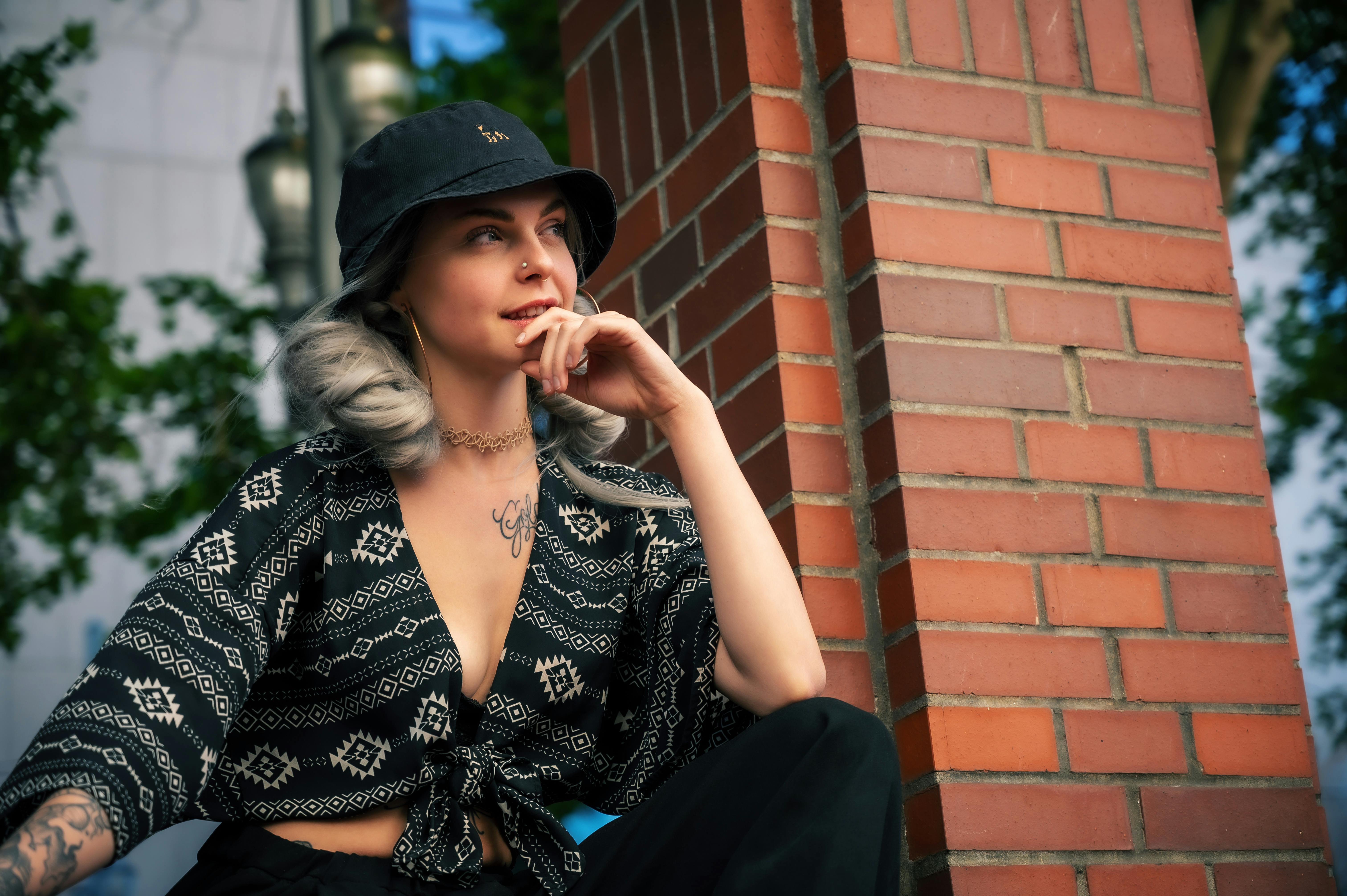 一位时尚女士戴着帽子、身穿图案上衣的休闲户外肖像