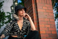 一位时尚女士戴着帽子、身穿图案上衣的休闲户外肖像