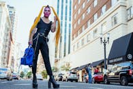 走在城市里的时尚个人与大胆风格