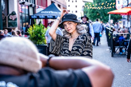 女人穿着黑白上衣摆在大街上合影的选择性焦点摄影
