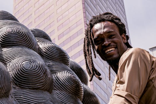 一个开朗的男人留着辫子，在城市景观中摆出雕塑的姿势