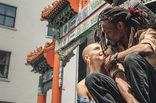 一对幸福的夫妇在装饰拱门下拥抱，洋溢着爱与欢乐