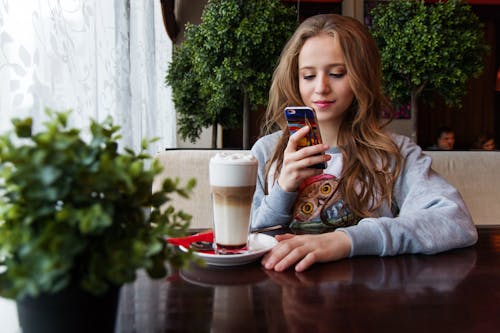 スマートフォンで写真を撮る女性の肖像画