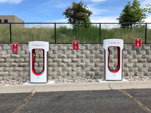 Twee Witte En Rode Tesla Laadstations