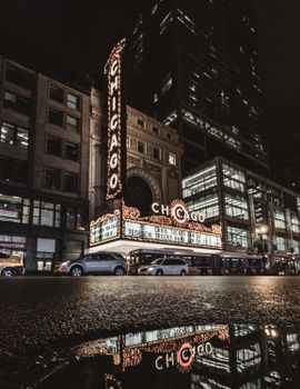 芝加哥剧院戏剧性的夜间景观，在潮湿的街道上反射出灯光
