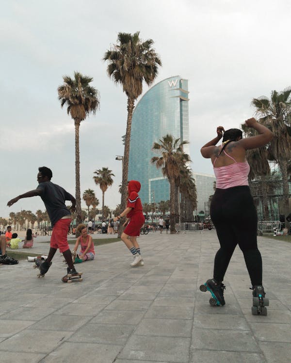 Gratis Tres Personas A Punto De Patinar Sobre Pavimento Gris Foto de stock