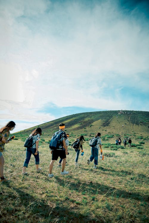 Gente Caminando Sobre El Campo De Hierba Verde