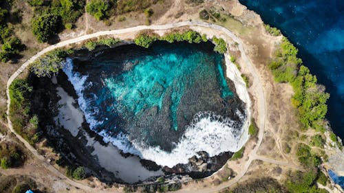 Fotografía Aérea Del Agujero Cerca Del Mar Con Cuerpo De Agua Clara