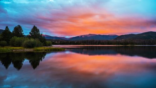 Free Tranquil sunset over Breckenridge lake with vivid sky and mountain reflections. Stock Photo