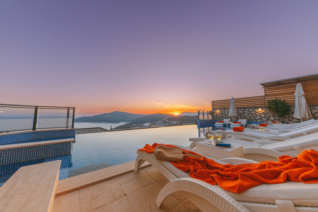 Villa Balcón del Mar, obra destacada con piscina y vistas al Mediterráneo