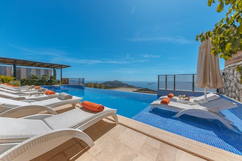 Foto profissional grátis de água, ao lado da piscina, cadeira