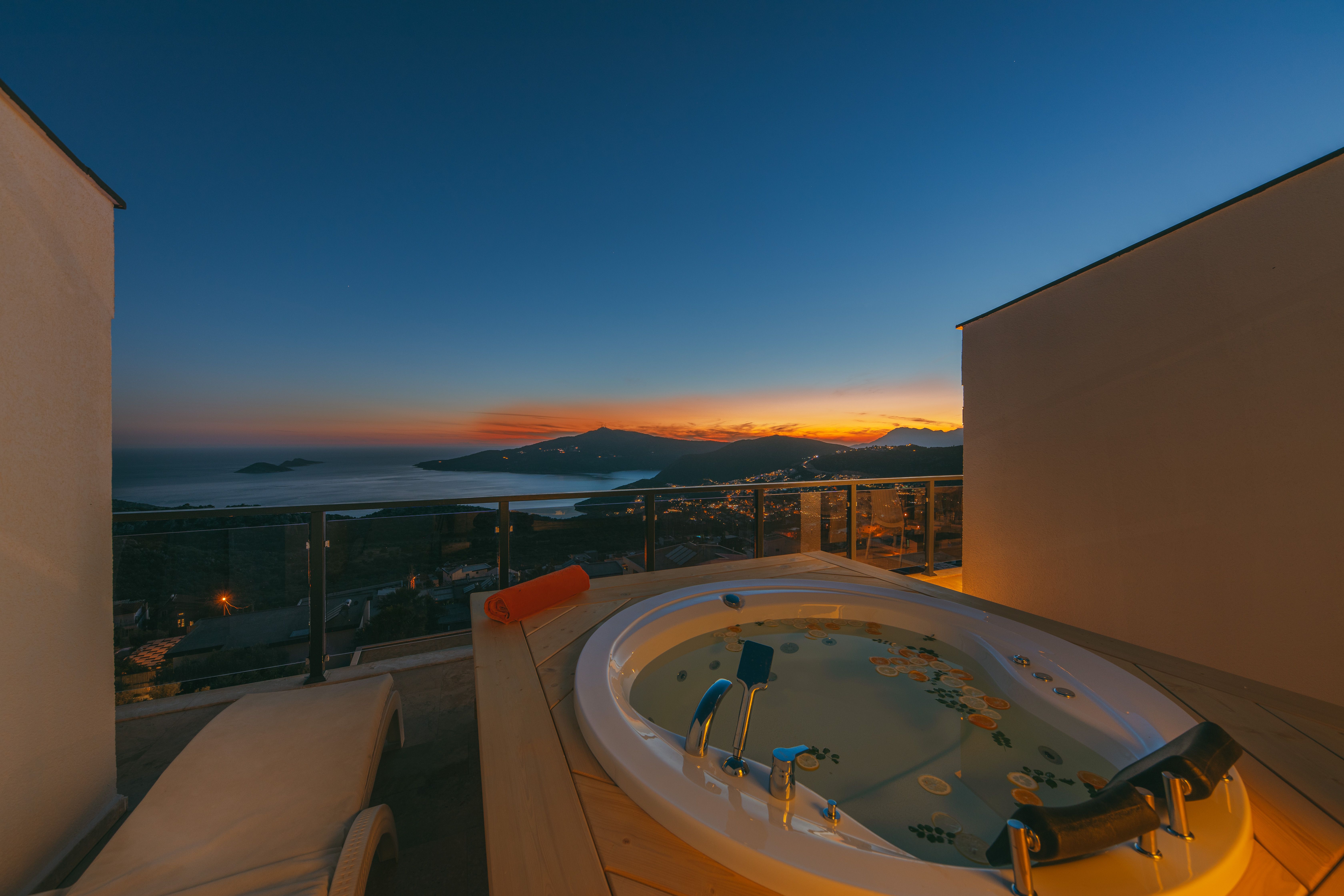 Terrass med jacuzzi och havsutsikt i mjukt skymningsljus