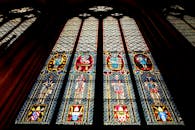 哥特式大教堂的彩色玻璃窗上，详细描绘了圣经人物