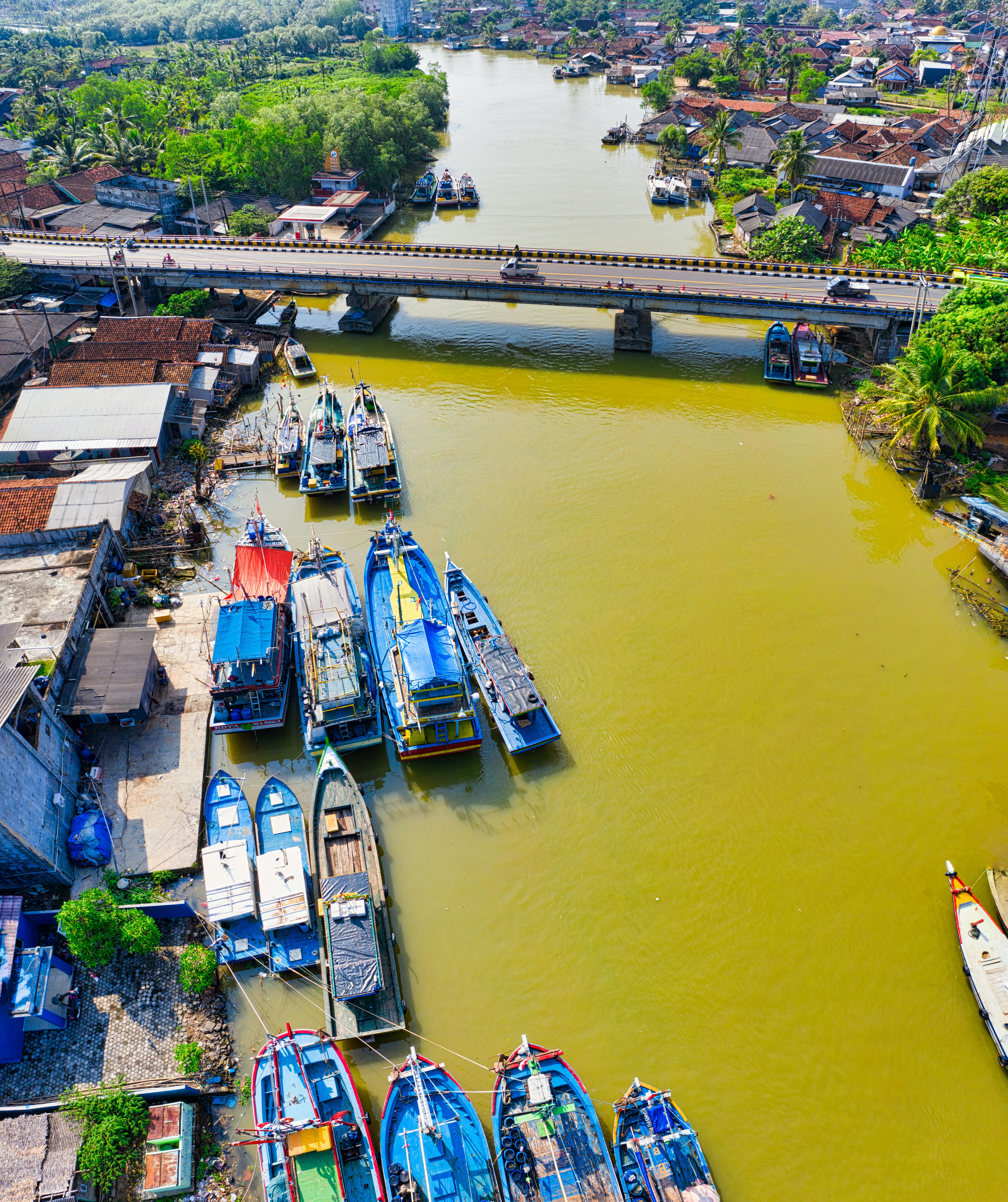 俯瞰印度尼西亚万丹停靠的船只，可见桥梁与城市景观