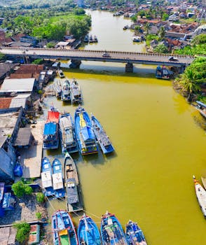 俯瞰印度尼西亚万丹停靠的船只，可见桥梁与城市景观