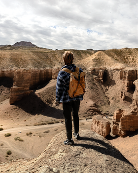 独自旅行者在哈萨克斯坦查伦峡谷崎岖的景观中徒步旅行。 - 相关推荐