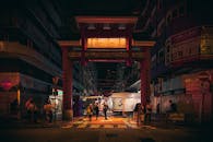 香港庙街市场灯火通明，人来人往，一派热闹景象，生动展现了生机勃勃的夜生活