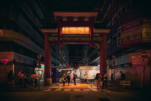 香港庙街市场灯火通明，人来人往，一派热闹景象，生动展现了生机勃勃的夜生活