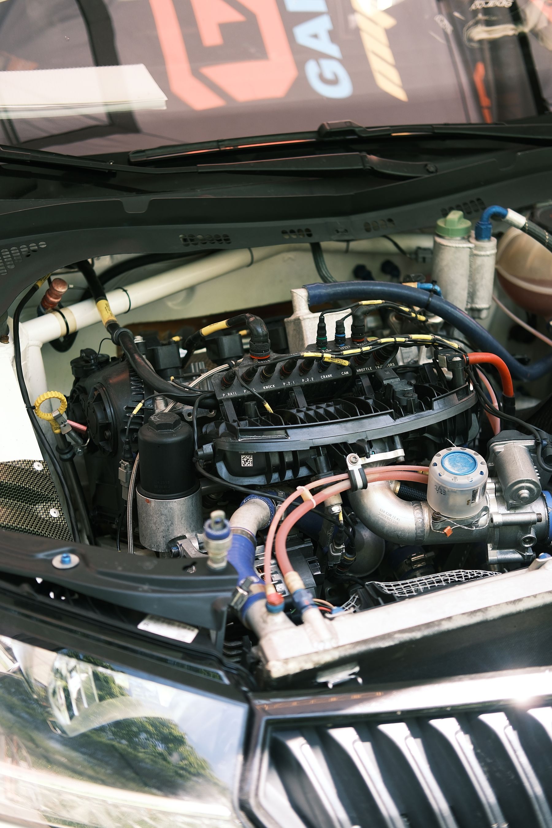 Vehicle engine bay for workshop liaison support