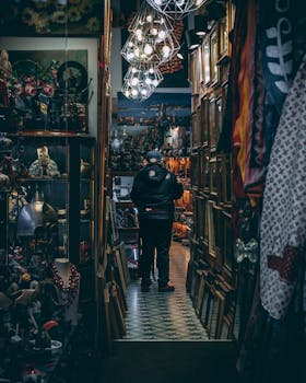 一家城市纪念品商店里摆满了各式各样的物品，一位顾客正在浏览商品