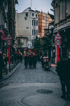 暮光下，人们在充满活力的城市街道上散步，欣赏历史建筑
