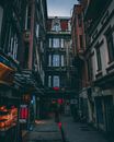 晚上，城市里历史悠久的小巷光线昏暗