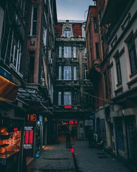 晚上，城市里历史悠久的小巷光线昏暗