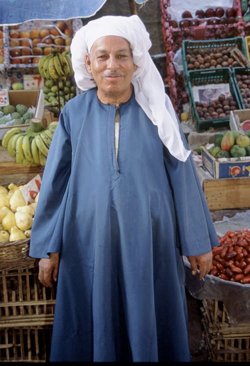 Homem Em Frente A Frutas