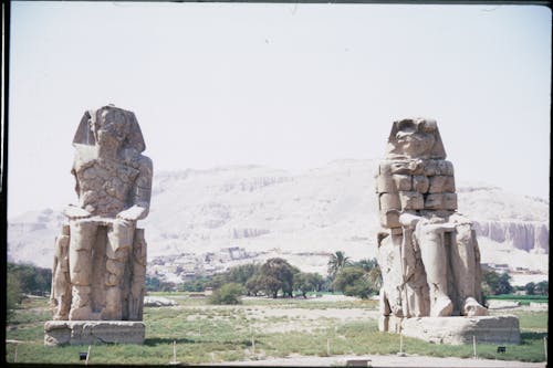 Две серые бетонные статуи
