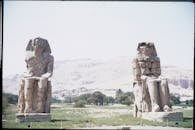 埃及卢克索的门农巨像，展现了古埃及建筑的宏伟