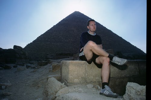 Mann, Der Schwarzes Hemd über Pyramide Trägt