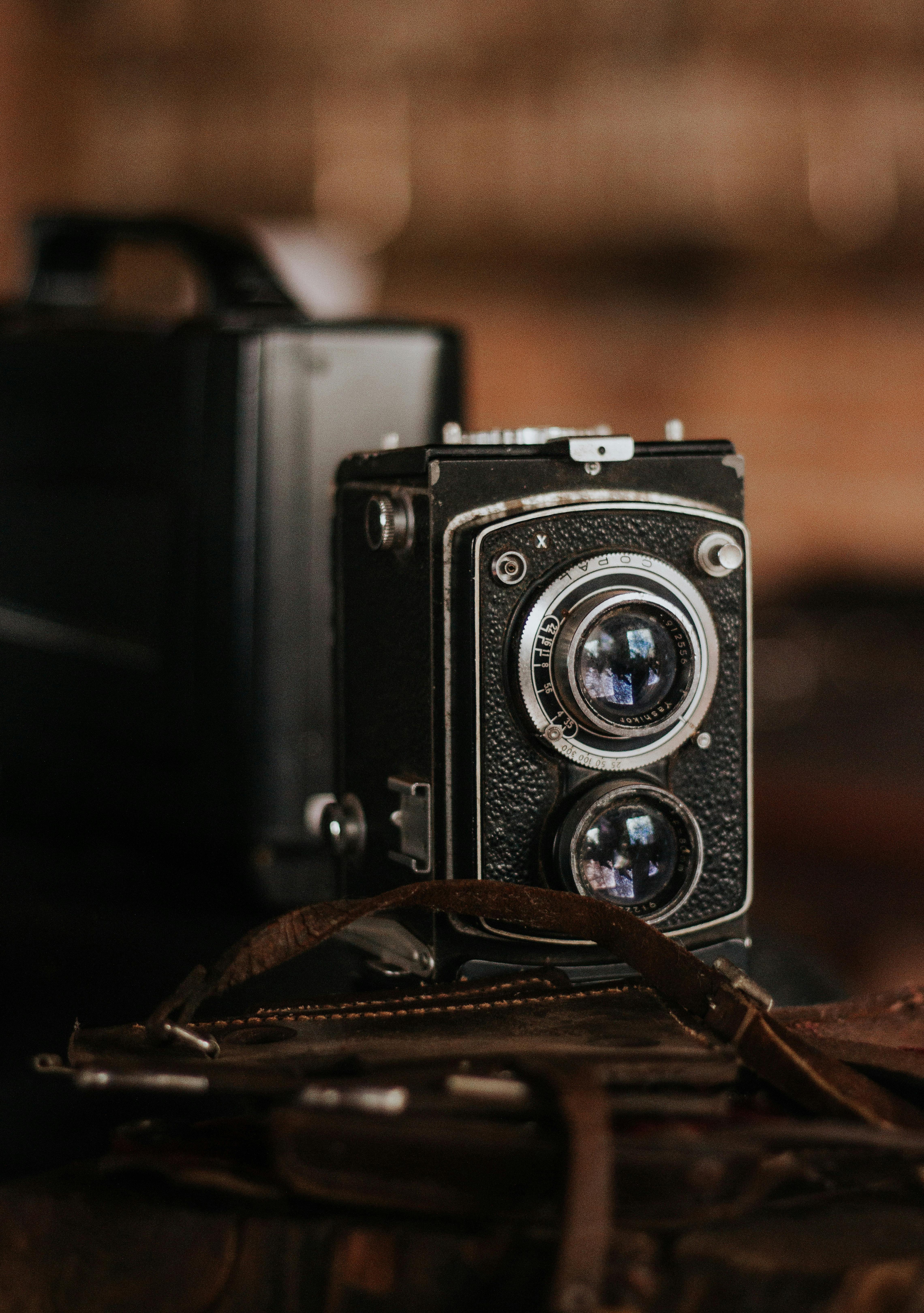 Close-up of a vintage analogue camera with a rustic background in Bonito, Brazil.