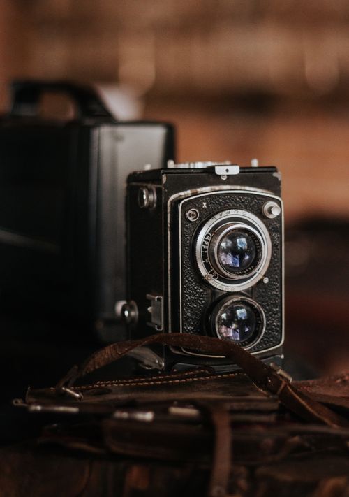 Free Close-up of a vintage analogue camera with a rustic background in Bonito, Brazil. Stock Photo